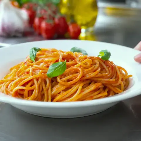 Bowl of spaghetti al pomodoro.