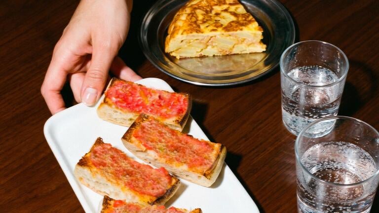 Pan con tomate and tortilla on plates.