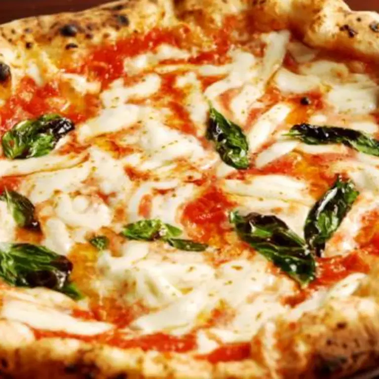 Pizza Margherita at 50 Kaló.