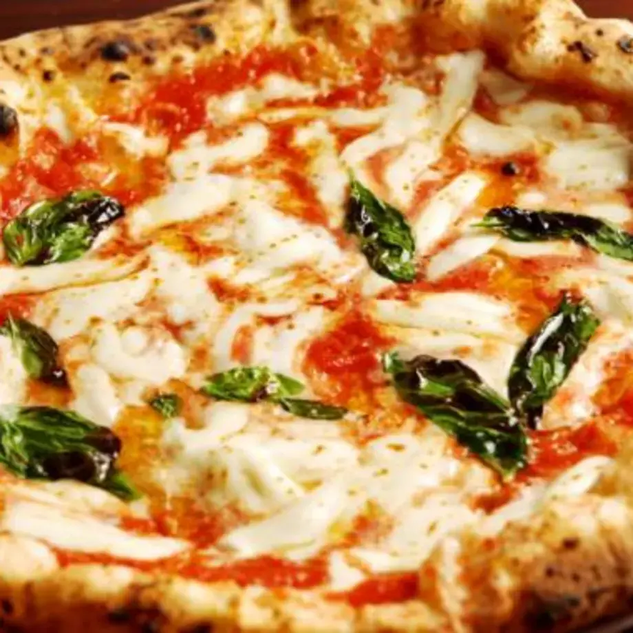 Pizza Margherita at 50 Kaló.