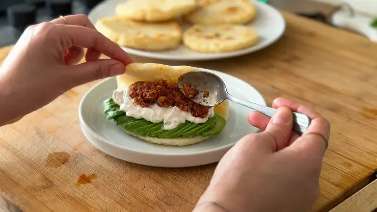 Filling the arepa.