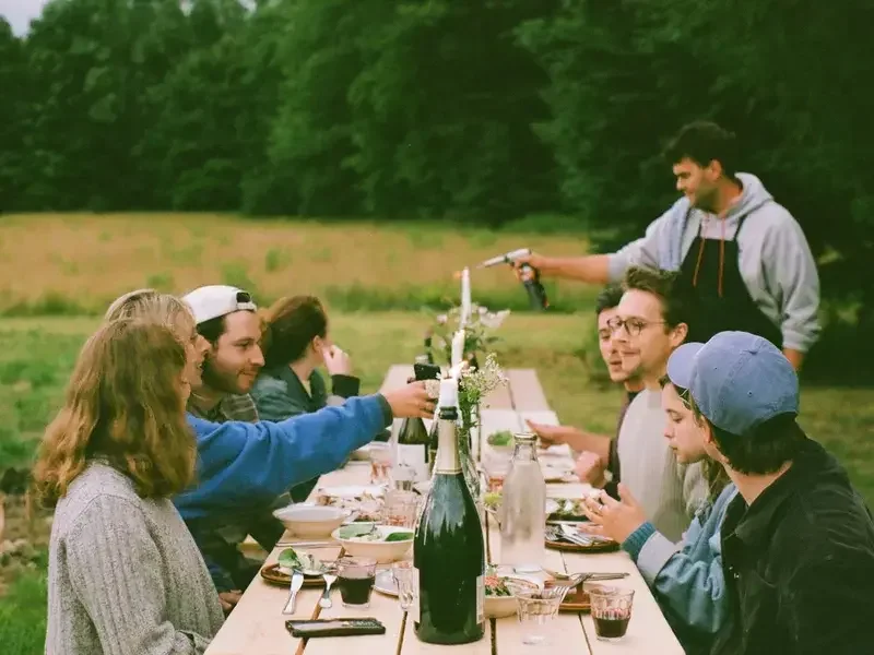 People enjoying a tables champêtres during summer in Quebec.
